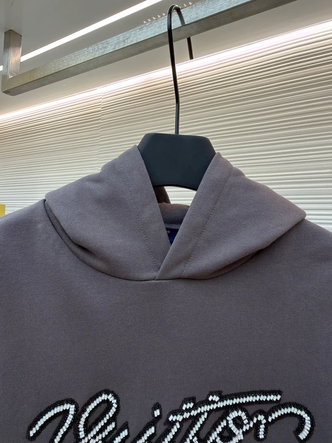 LOUIS VUITTON beaded embroidered letter hooded sweatshirt ●Original version: Purchased and developed by 13078 ●Item number: 1681742-A80 ●Fabric: pure cotton fish scale base fabric ●Technology: Pearl embroidery production ●Color: gray ●Version: fitted version ●Weight: about 805 grams ●Size: XS-S-M-L ●Description: The fabric is made of 26S double yarn + 10S fish scale bottom brushed fabric, weight 380g, with 21S double yarn 2*2 rib, weight 380g. This kind of fabric is treated with fleece to form a layer of soft and plump fluff on the inside; the improved fish scale knitting method forms a delicate concave and convex texture on the bottom surface, similar to the arrangement of fish scales. Effectively increases the air storage layer and improves thermal insulation performance. The front of the fabric is smooth and smooth, while the back is soft and waxy. It has excellent moisture absorption, breathability, wrinkle resistance and drape, and is thicker and crisper than ordinary sweatshirt materials. It gives clothes excellent warmth retention, breathability and skin-friendly touch. The Vuitton script on the chest is embroidered with beads. During the embroidery process, tiny beads are fixed on the fabric together with embroidery thread. The direct characteristics brought by this process are a strong three-dimensional sense, a unique sense of weight and a reflective effect that changes with the light. The overall wiring is straight and delicate, the fabric is comfortable and soft, and the color is consistent without color difference. It can be matched with the same style to create a fashionable look and control various occasions. Customized accessories, complete with three standards, same style for men and women!